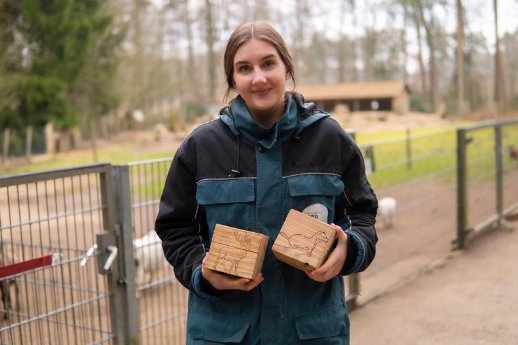 Charlotte Rodewald mit selbstgebauten Holzwürfeln für den Einsatz in der Umweltbildung.jpg