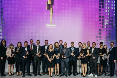 Wissenschaftspreis Bayern 2018: Prämiert wurden im Münchner Kesselhaus die besten Absolventen und Promovenden der 17 Hochschulen für angewandte Wissenschaften in Bayern (1. Bild) sowie der neun Universitäten (2. Bild) und sechs Kunsthochschulen im Freistaat. Die „Geistesblitze“ überreichten Bayerns Wissenschaftsministerin Marion Kiechle (links) und der Vorstandsvorsitzende des Bayernwerks, Reimund Gotzel (im 1. Bild re.). Foto: obx-news/Bayernwerk
