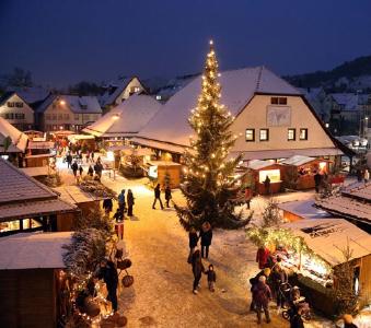 Broschüren Titel, Weihnachtsdorf Metzingen (Fotograf: Thomas Kiehl)