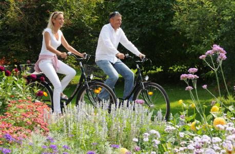 Radfahren und Bad Füssings preisgekrönte Parks mit ihren Millionen Frühlingsblumen genießen: Bad Füssing im Frühjahr ist eine wohltuende Anti-Stress-Kur für alle Sinne. Foto: obx-news/ Kur- & GästeService Bad Füssing