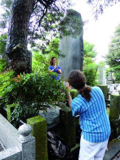 Ein Foto von sich vor der Gedenkstele Mikao Usuis in Tōkyō ist für viele Reiki-Praktizierende eine besonders wertvolle Erinnerung an die Reise.