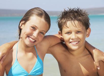 Auf geht´s – alltours bietet in zehn Hotels Schwimmkurse für Kinder an