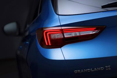 Sportlich: Schlanke LED-Rückleuchten und die nach innen gewölbte Heckklappen-Oberfläche unterstreichen das dynamische Erscheinungsbild des neuen Opel Grandland X