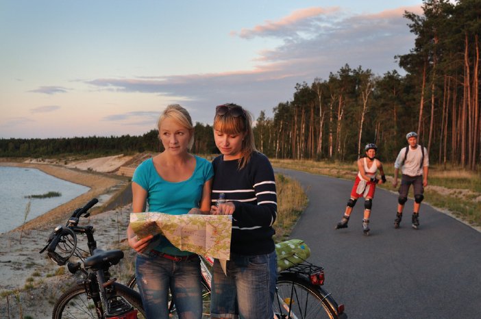 Radfahren und Skaten auf Seerundweg Foto Tourismusverband Lausitzer Seenland - Nada Quenzel.jpg
