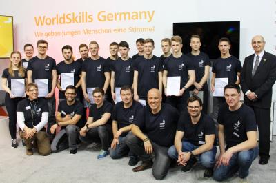 Alle teilnehmenden Teams und ihre Trainer / Jurymitglieder der Deutschen Meisterschaft