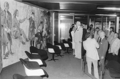 Hans Erni erläutert deutschem Bundespräsidenten Walter Scheel sein Wandbild