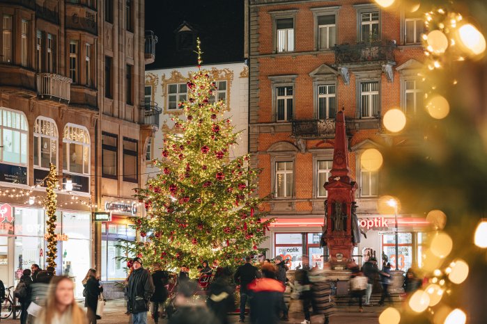 Konstanz-Winter-Weihnachtsbeleuchtung-Tannenbaum-Marktstaette-Abendstimmung-Innenstadt-06_W.jpg