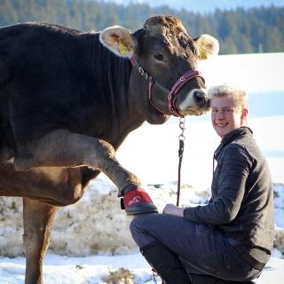 Für Markus Holzmann ist klar, der GKs ist auch zum Schutz der Klauen seiner Kuh Emmi geeignet