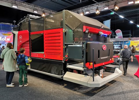 Auch der Nachwuchs ließ sich auf der GreenLive 2025 von großem Landwirtschaftsgerät begeistern ©.jpg