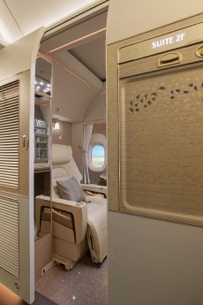 Boeing_777_Neue_First-Class-Privatsuiten_(1)_Credit_Emirates.jpg