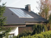 Solaranlagen zur Strom- und Wärmeerzeugung können die Dacheindeckung teilweise oder ganz ersetzen. Die zuverlässige Montage nach dem Fachregelwerk des Dachdeckerhandwerks ist bei allen Modulen Voraussetzung.
