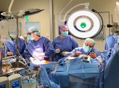 Der Herzchirurg und Forscher Dr. Philippe Grieshaber (ganz rechts) und sein OP-Team während einer aortokoronaren Bypass-Operation eines Patienten mit koronarer Herzerkrankung / Bildnachweis: Dr. Philippe Grieshaber/UKGM