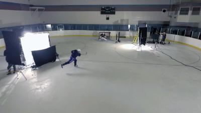 Der Kanadische Eishockey Profispieler Shea Weber versucht mit dem historischen Schläger einen harten Schuss / Shea Weber / Foto: Mark Caswell, Copyright: Berlin Producers Media GmbH / Pre TV
