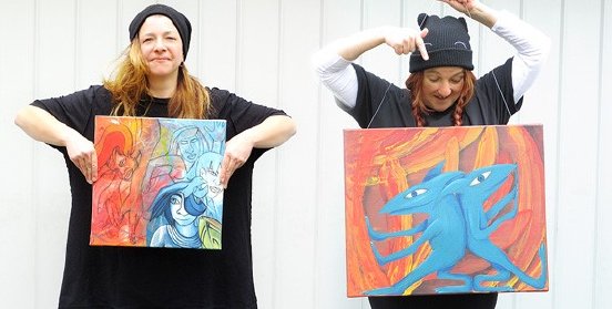 Astrid Lang & Ingrid Lang mit Gemälden aus dem Crowdfunding.jpg