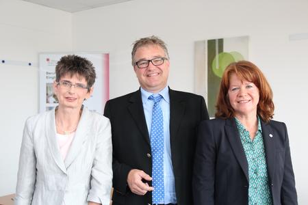 Setzen sich für die Integration von Langzeitarbeitslosen und Menschen mit Handicap ein (v. l.): Sylke Schwanhold vom Jobcenter Region Hannover, Regionspräsident Hauke Jagau und Heidrun Bellack, Leiterin des D.O.C.-Center in der Annastift Leben und Lernen gGmbH