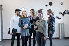 Die Studierenden der Fächer BWL und Wirtschaftsingenieurwesen bewerten unter anderem den Kontakt zur Berufspraxis als sehr gut. / Bild: TH Lübeck: TH-Lübeck-Studis