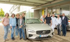 Prof. Ralph Egermann, Dr. Jeannine Lacroix und Prof. Martin Storck (v.r.) mit dem Team vom Palliativzentrum des Klinikums Karlsruhe