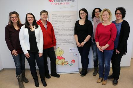 Die Fachfrauen im Familienservice Frühe Hilfen rund um Koordinatorin Anna Pillasch (von links): Diana Zimmermann, Franziska Günther (Familienbegleiterinnen beim DRK), Gisela Lich (Familienpaten, Caritas), Anna Pillasch (Koordinatorin), Annette Scholand-Becker, Nicole Jordan und Jenny Kurz (Familienkinderkrankenschwestern). Foto: Gaby Richter