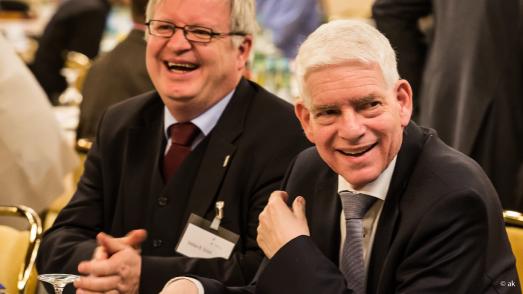 Dr. Josef Schuster, Präsident des Zentralrats der Juden in Deutschland, mit Stefan-Bernhard Eirich, dem damaligen Geistlichen Rektor des Zentralkomitees der deutschen Katholiken (ZdK), bei der ZdK-Vollversammlung in Würzburg, Frühjahr 2015.
Foto: ZdK