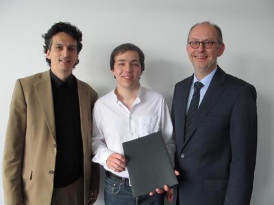 Michael Sanderling (Chefdirigent der Dresdner Philharmonie), Stipendiat Dominik Beykirch sowie Andreas Bausdorf (stellv. Geschäftsführer der Deutschen Orchestervereinigung und Vorsitzender des Stiftungsrats der Hermann-Hildebrandt-Stiftung)