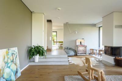 Wohlfühlort für die Familie: Der Wohnkomfort ist im ganzen Haus spürbar gestiegen. Bild: Elli Bezensek für BAUART THIELE, Bad Lippspringe; www.bauart-thiele.de