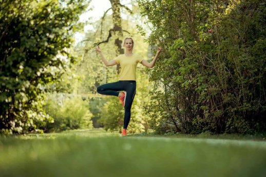 Berliberlinski-Frau-macht-Yoga-0946-1600.webp