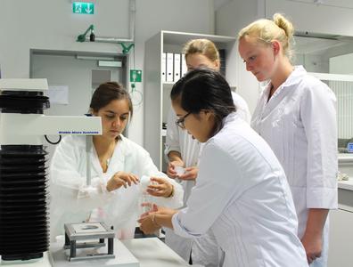 Marcela Galvez, Theresa Hellkuhl und Annkathrin Uhlemann bereiten mit Unterstützung von Tutorin Malin Heitmeier (v.l.) ihre Handcreme-Proben im Lebensmittellabor zur Textur-Analyse vor