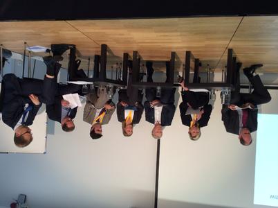 Alan Welby, Liverpool City Region; Barbara Thiel, Region Hannover; Ilmar Reepalu, Stadt Malmö; Petra Senthen, Stadt Göteborg; Jordi Castells Masanes, Provinz Barcelona; Radoslaw Krawczykowski, Woiwodschaft Wielskopolska, und Moderator Carsten Lietz, EU Kommission, im Gespräch über die Beteiligung der Kommunen bei der Ausarbeitung der EU-Förderrichtlinien