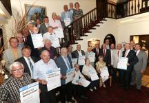 Zu einem Gruppenbild stellten sich die Goldenen Meister 2018 mit Landrat Dr. Achim Brötel (auf der Treppe, 6. von rechts), Präsident Alois Jöst (7. von rechts), den Vizepräsidenten Klaus Hofmann (rechts), Martin Sättele (8. von links), Hauptgeschäftsführer Jens Brandt (6. von rechts) und dem Ehrenvizepräsident Gerhard Höfler(4. von rechts) auf / Bild: Martin Hahn Fotodesign