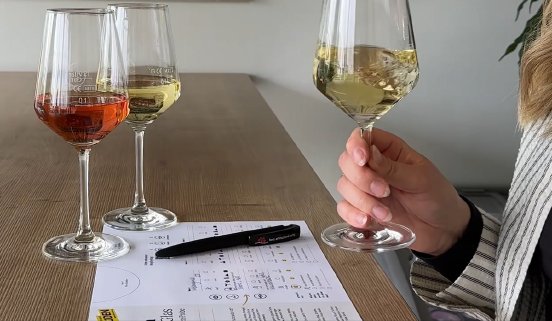 Baden im Glas Verkostung 2 © Schwarzwald Tourismus GmbH.png