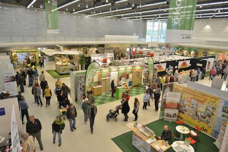 Schauplatz der ostbayerischen Nachhaltigkeitsmesse "ökovitaplus 2015" vom 16. bis 19. April: das Straubinger Messezentrum mit Joseph-von-Fraunhofer-Halle, Messehalle und Freigelände (Foto: Fotowerbung Bernhard)