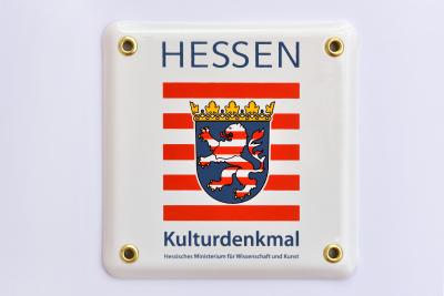 Diese Denkmalplakette kann beim Landesamt für Denkmalpflege bestellt werden. Foto: Christine Krienke, LfDH