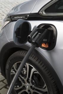 Opel: Rüsselsheimer Entwicklungszentrum bekommt mehr als 160 Ladepunkte für Elektroautos und erforscht Ladeinfrastruktur der Zukunft