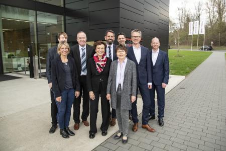 Mit Parteikollegen und Mitarbeitern besuchte Niedersachsens Umweltminister Olaf Lies Stiebel Eltron. Von links: Sebastian Rode, Doris Zeigert-Bruns, Dr. Nicholas Matten, Sabine Tippelt, Olaf Lies, Margrit Behrens-Globisch, Dr. Hendrik Ehrhardt, Dr. Kai Schiefelbein und Frank Jahns