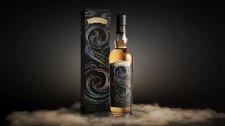 Compass Box Sectrets of Smoke bricht die rauchige Hülle auf und setzt die überraschende Süße im Kern getorfter Whiskys frei.