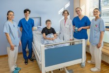 Prof. Dr. Verena Ellerkamp (3. v.r.) mit ihrem Team bei der Visite auf Station S11/S12. / Bildquelle: Markus Kümmerle, Städtisches Klinikum Karlsruhe