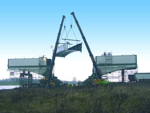 Einheben eines Brückenteils Elbebrücke Mühlberg©Straßenbauamt Leipzig.jpg