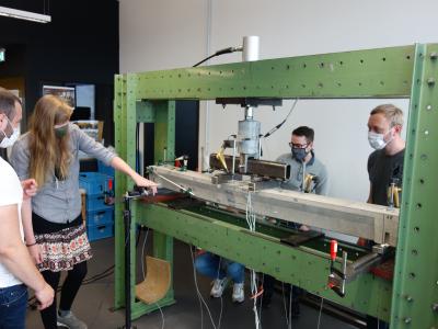 Praxisnahe Lehre unter Corona-Bedingungen: Studierende des Master-Studiengangs Bauingenieurwesen testen Rinderspaltenböden
