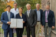 Prof. Dr. Dr. Martin Holderried, Prof. Dr. Uwe Spetzger, Bürgermeisterin Bettina Lisbach, Prof. Dr. Jan S. Hesthaven, Markus Heming (Kaufmännischer Geschäftsführer Klinikum Karlsruhe) und Prof. Dr. Eric Sax nach der Vertragsunterzeichnung (v.l.n.r.). / Bildquelle: Markus Kümmerle, Städtisches Klinikum Karlsruhe 
