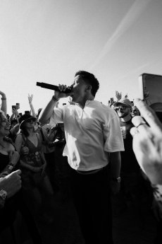 Pressefoto_Nico_Santos_POV_Summer_Tour_2027©Paul_Küster_COVERED AGENCY (1).jpg