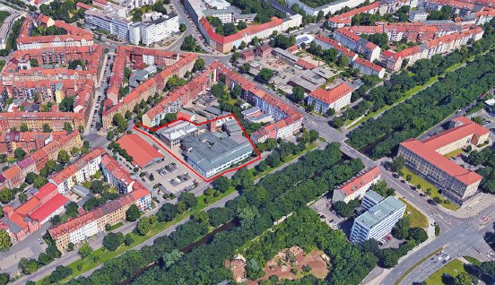 Pressebild_Vogelperspektive auf das Grundstück mit Bestandsgebäuden an der Stauffenbergallee.jpg