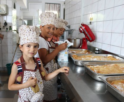 Jedes Kind verdient eine glückliche Kindheit Kinder beim Backen im rumänischen Kinderdorf.JPG
