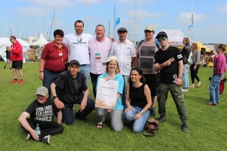 Die inklusive Band unMÖGLICH gab bei den Special Olympics ein Konzert und wird auch beim InBeat Musikfestival in der Jugendherberge Niebüll am 21.09.2019 dabei sein. Herbergsleiterin und Organisatorin Sabrina Kosinska (1.v.l., hinten) freut sich bereits auf ihren Auftritt / Foto: DJH-Landesverband Nordmark e.V.