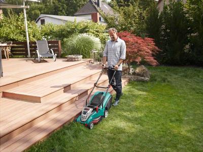 Gepflegte Rasenflächen gelten unter Gärtnern als essentiell. Je nach Gartengröße kann das einige Zeit in Anspruch nehmen. Das Problem: Noch immer existieren viele Geräte, die den Rücken dabei nicht hinreichend unterstützen. Wichtig bei der Wahl des Rasenmähers und –trimmers sind höhenverstellbare Teleskopstiele bzw. Holme. / Bild: Bosch/ AGR