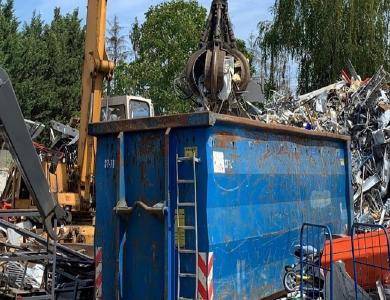 mobile Schrotthändler wesel, die zum Kunden fahren. Direkt vor Ort wird der Schrott verladen – falls nötig auch demontiert – und abtransportiert. Wenn eine ausreichende Menge an Altmetall abzuholen ist, erhält der Kunde einen Gegenwert für sein Altmetall ausgezahlt