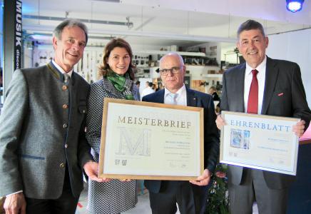 Goldener Meisterbrief und Ehrenblatt der Handwerkskammer zum 70. Geburtstag: Der Präsident der Handwerkskammer Niederbayern-Oberpfalz, Dr. Georg Haber (re.), Regensburgs Landrätin Tanja Schweiger (2. v. l.), und der Vorsitzende des Landesinnungsverbands für das Bayerische Elektrohandwerk, Hans Auracher (li.) gratulierten dem Beratzhausener Elektromeister Richard Fürbacher zum Betriebsjubiläum. Foto: obx-news