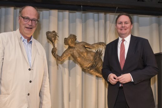 Jooachim Lux und Dr. Carsten Brosda vor der Thalia Bronzefigur (c) Krafft Angerer.jpg
