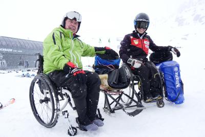 Anna Schaffelhuber ist auf den Kaunertaler Gletscher gekommen, um mit einem historischen Monoski ein Rennen zu fahren. Alois Praschberger hat dazu einen der ersten Monoskis mitgebracht / Alois Praschberger, Anna Schaffelhuber / Foto: Martin Pflüger, Copyright: Berlin Producers Media GmbH / Pre TV