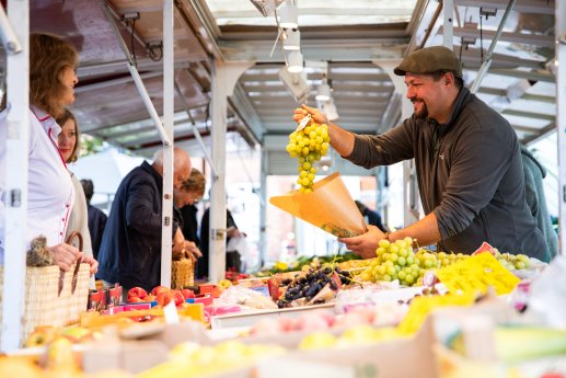 5-Eutin_Wochenmarkt_Obststand © Anne Weise_fineart Fotografie_Eutin Tourismus.jpg