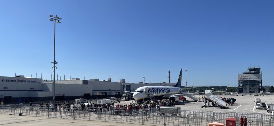 Passengers_Hahn_Airport.JPG
